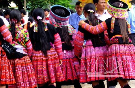 Costumes of Mong women - ảnh 2