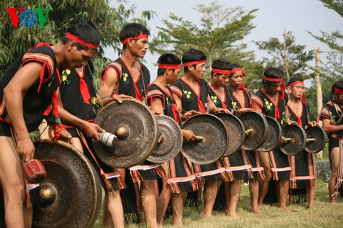 Peace worshipping ceremony of the Bana - ảnh 4