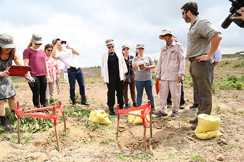 US gives Vietnam 10 million USD to resolve unexploded ordnances  - ảnh 1