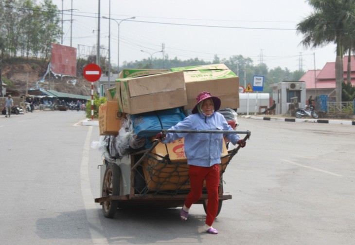 Van Kieu women make a living - ảnh 2