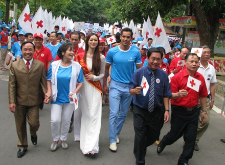 About 8,000 people join a walk for AO victims - ảnh 1