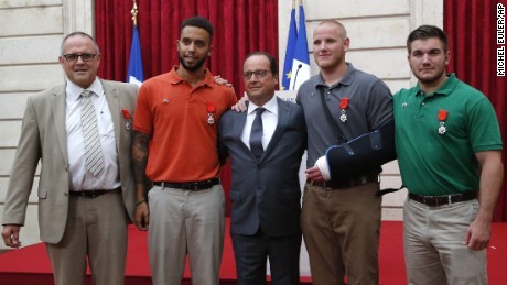 Passengers awarded Legion d'honneur for foiling terror attack on Thalys train - ảnh 1