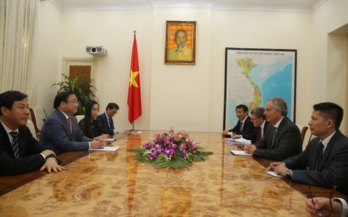 Deputy Prime Minister receives former UK Prime Minister - ảnh 1