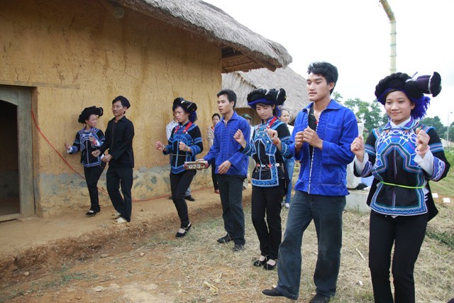  Blanketed dating and wedding ceremony of the Ha Nhi - ảnh 1