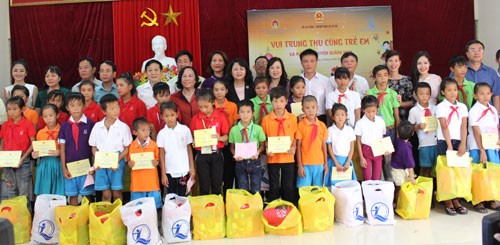 Full-moon festivals for poor children in central region - ảnh 1