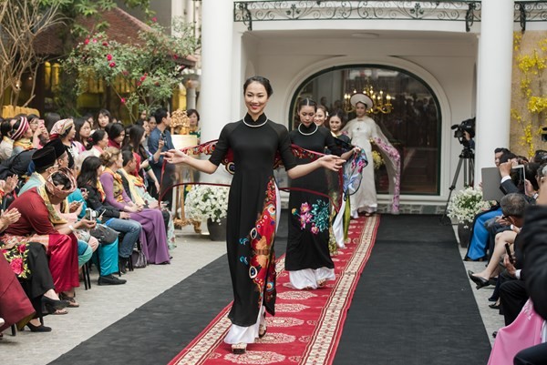 Ao Dai fashion house opens to tourists - ảnh 1