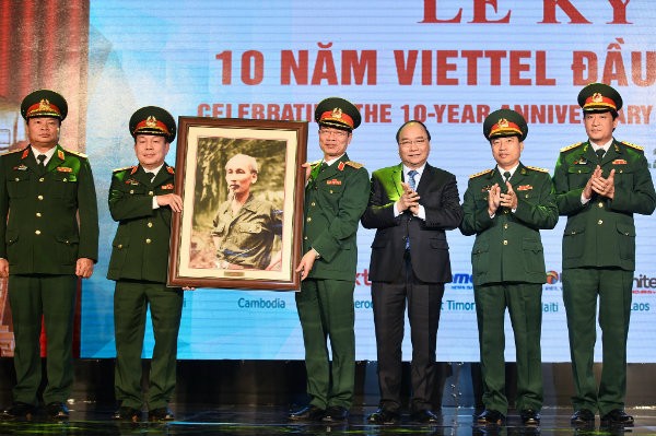 Viettel creates new growth model: PM Nguyen Xuan Phuc - ảnh 1