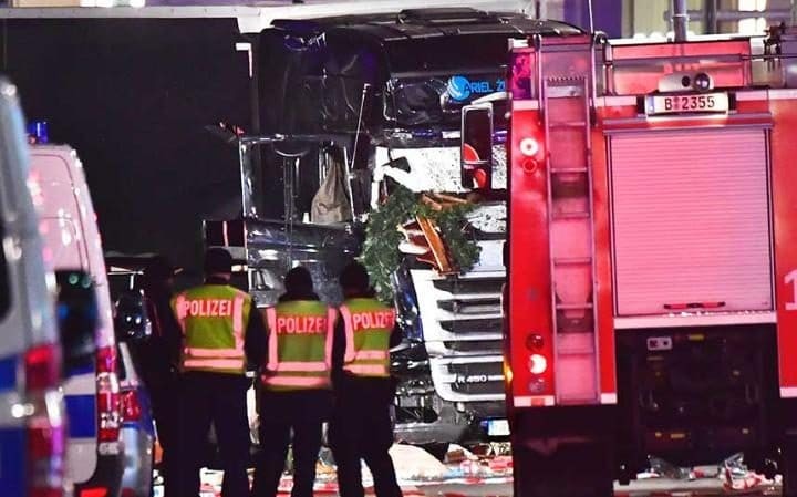 Lorry ploughs into crowd at Christmas market intentionally - ảnh 1