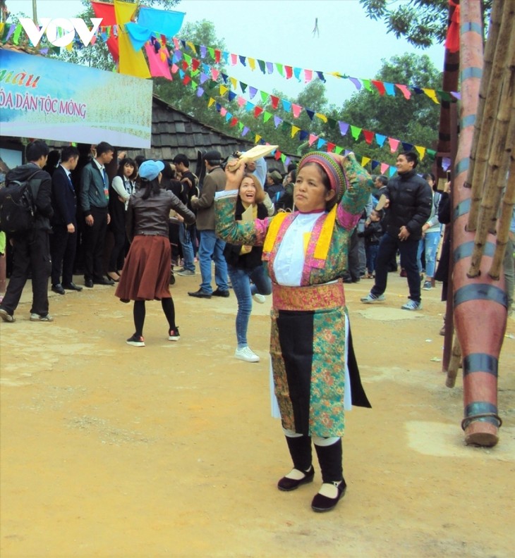 Yen badminton festival of the Mong - ảnh 2