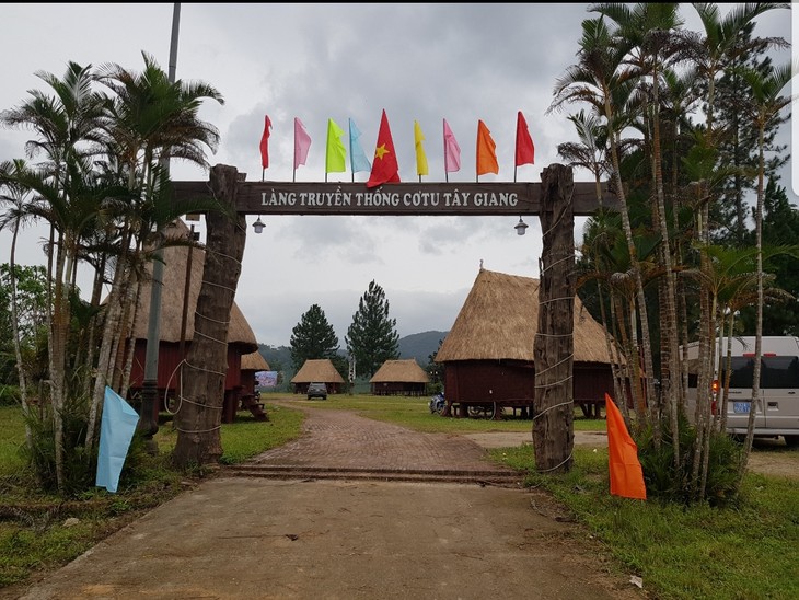 Guol House, a cultural symbol of the Co Tu - ảnh 2