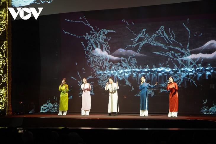 Art performance honors national anthem composer - ảnh 2