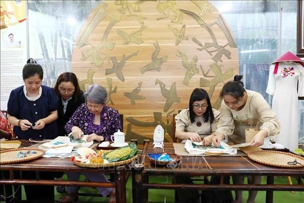 Spouses of Vietnamese, Singaporean PMs visit handicraft facility of disabled people - ảnh 1