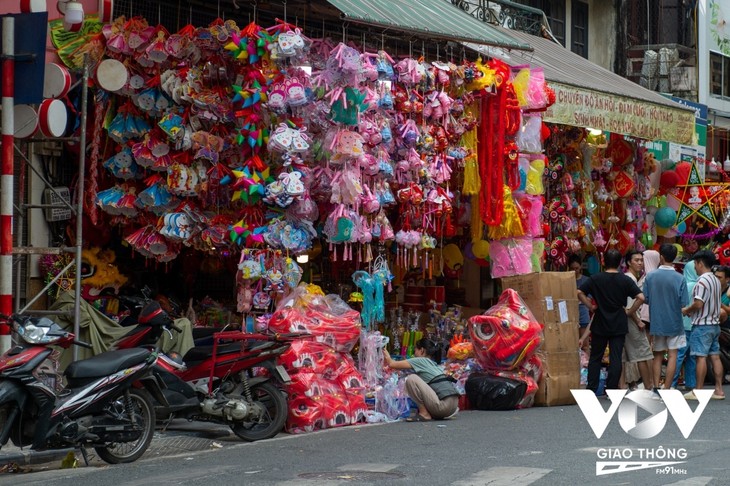 Hang Ma street busy as Mid-Autumn Festival nears - ảnh 2