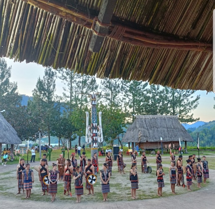 ​New rice celebration of the Co Tu - ảnh 2