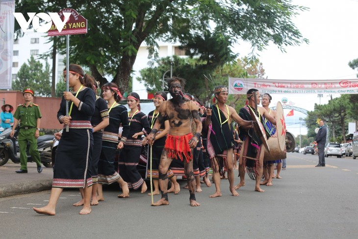 1,000 Central Highlands artisans perform gongs at street festival - ảnh 1