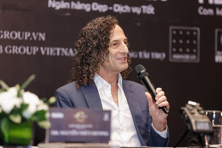 Legendary saxophonist Kenny G performs in Hanoi - ảnh 1