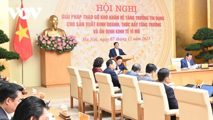 Prime Minister asks for flexible management of interest rates, exchange rates - ảnh 1