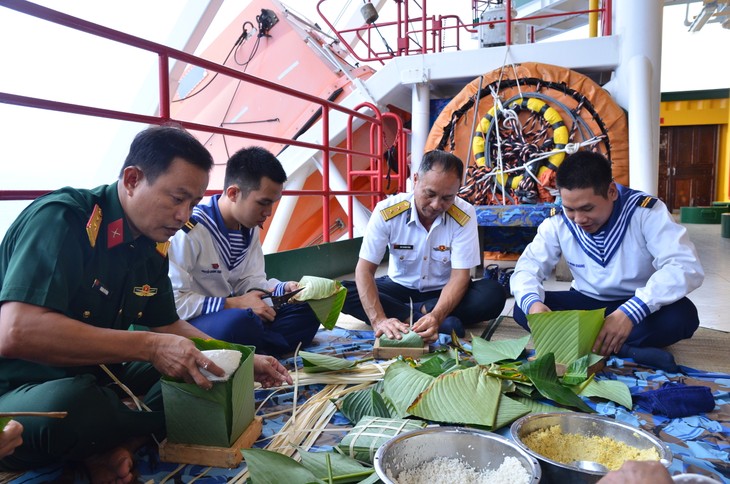 Naval soldiers on DK1 platform celebrate Tet - ảnh 2