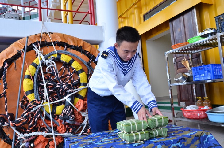 Naval soldiers on DK1 platform celebrate Tet - ảnh 1