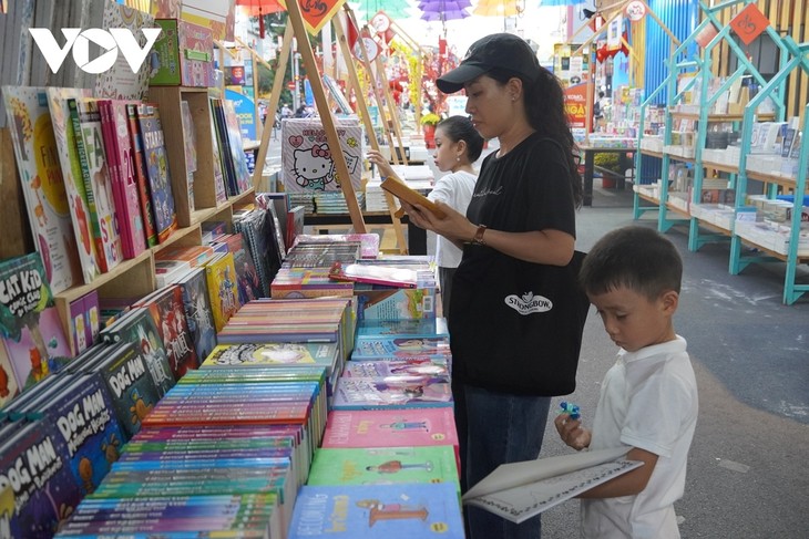 Ho Chi Minh City opens Tet Flower and Book Festival - ảnh 2