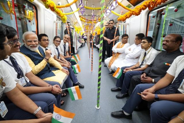 India inaugurates first underwater metro service - ảnh 1