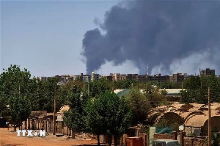 Sudan bogs down in violence after a year of conflict - ảnh 1