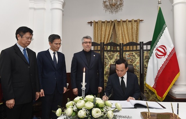 Senior officials pay homage to late Iranian President at embassy in Hanoi - ảnh 1