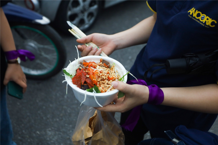 Foodtour in Hanoi’s Old Quarter impresses tourists - ảnh 2