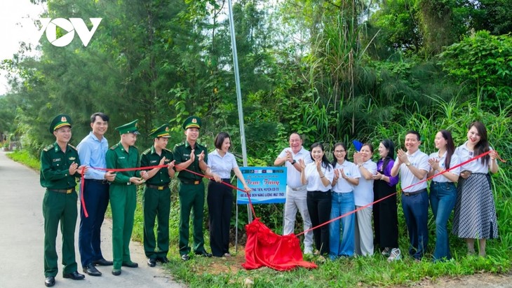 Solar bulbs light up border areas, islands - ảnh 2