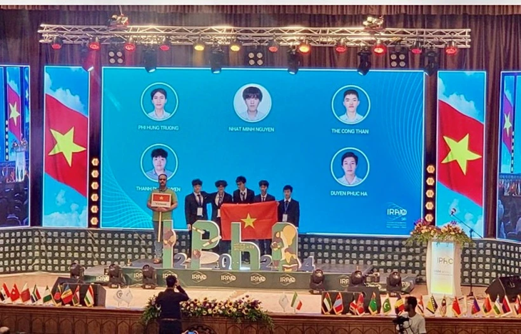 Vietnamese pupils excel at 2024 Physics Olympiad with 5 medals - ảnh 1