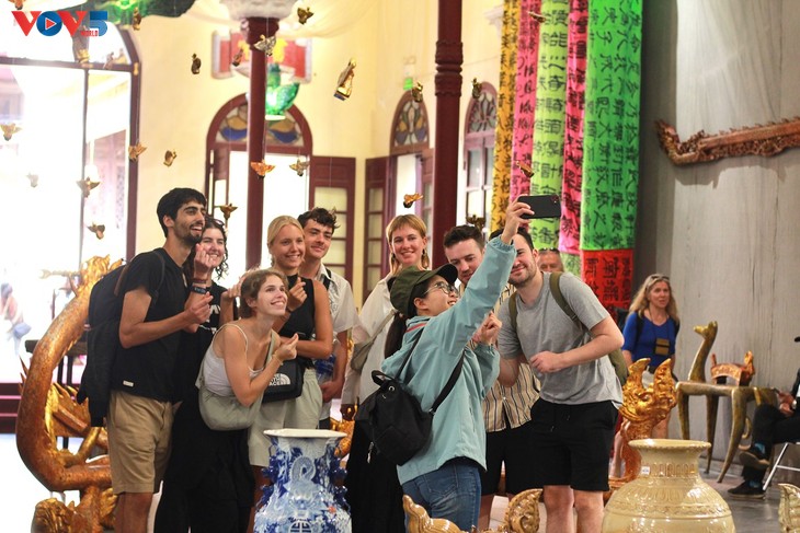 Tourists to Hanoi increase 33% in 7 months - ảnh 1