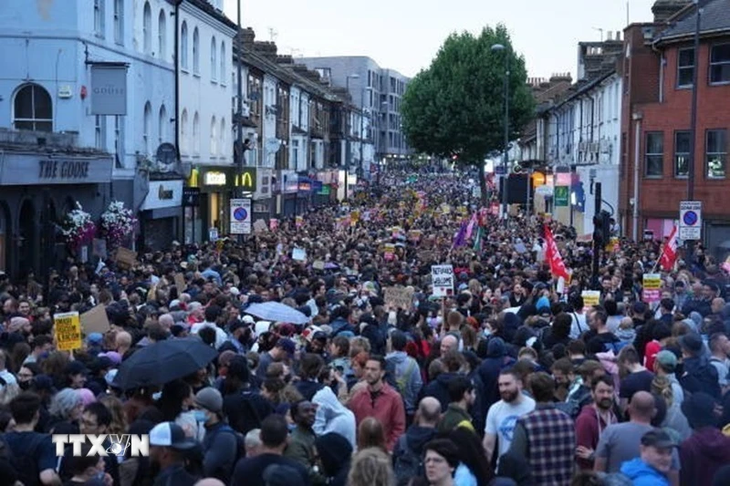 Anti-racism protesters rally across UK - ảnh 1