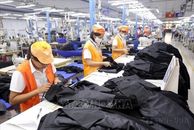 WB: Vietnam surpasses India as low-cost manufacturing export hub - ảnh 1