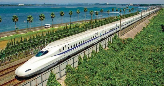 High-speed railway may increase GDP 1% - ảnh 1