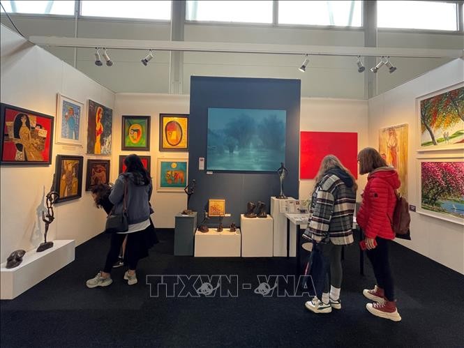 Vietnamese paintings displayed at London International Art Fair - ảnh 1