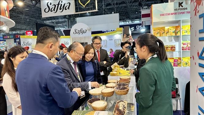 100 Vietnamese businesses attend Paris food fair - ảnh 1