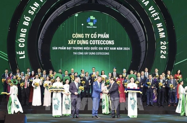 90 businesses honoured with National Brand Award 2024 - ảnh 1