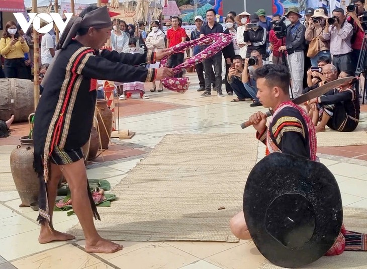 Bronze bracelet removal marks the coming of age of Ede people - ảnh 3