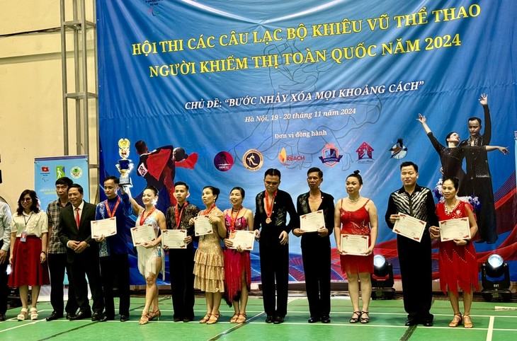 Visually impaired people compete in dance sport - ảnh 1