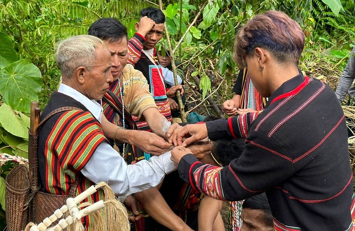 The Water Trough Festival of the Ca Dong ethnic group - ảnh 2