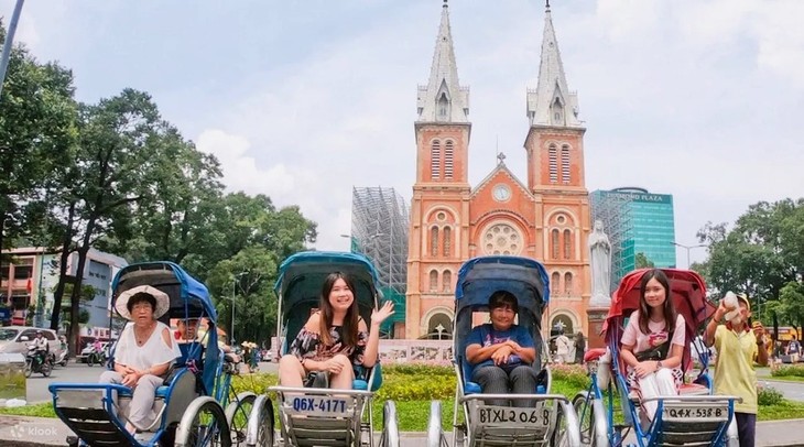 Exploring Ho Chi Minh city by cyclo - ảnh 2