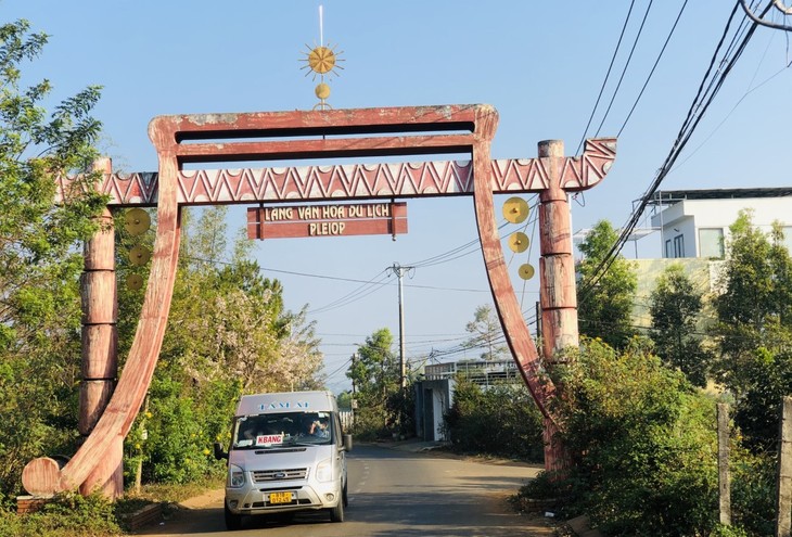 Plei Op, a century-old village of ethnic central highlanders - ảnh 1