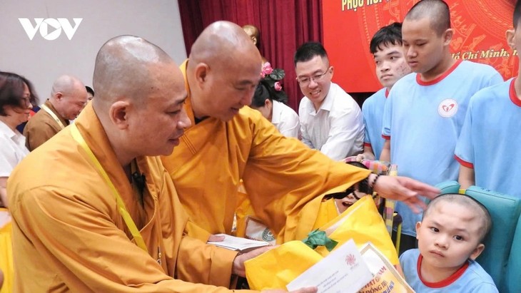 Children with disabilities get gifts ahead of UN Day of Vesak 2025 - ảnh 1