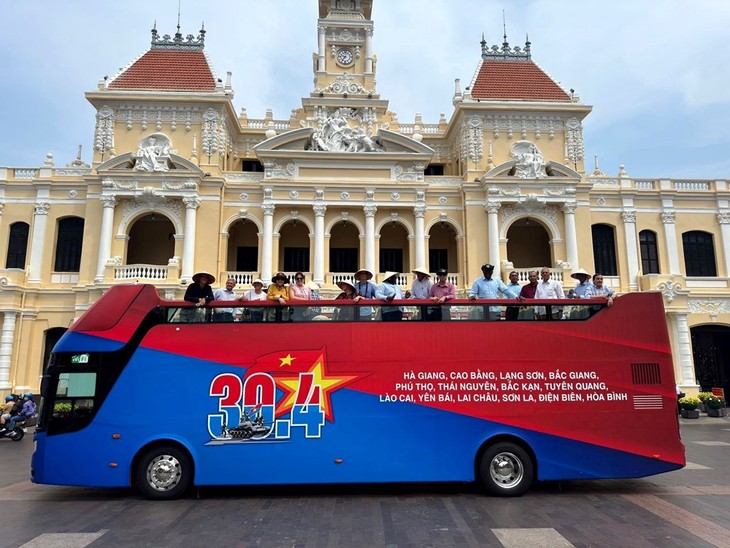 Domestic tourism surges during holidays - ảnh 1