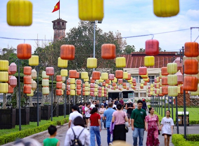 Domestic tourism surges during holidays - ảnh 2