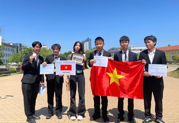 Two Vietnamese students win gold at European Physics Olympiad - ảnh 1