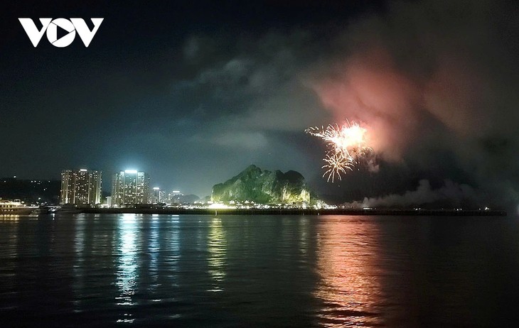 Ha Long Bay launches regular weekend fireworks show - ảnh 2
