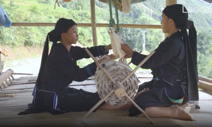 La Chi women weave threads of tradition - ảnh 3