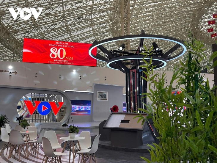 Voice of Vietnam exhibits its 80-year achievements - ảnh 2