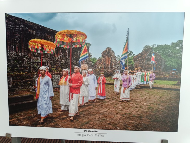 “Colors of life of Vietnam’s ethnic groups” showcased in Hanoi - ảnh 2
